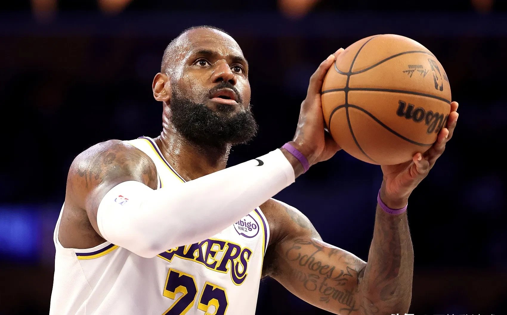 詹姆斯在篮网比赛中突破纪录，惊险取胜引发热议！